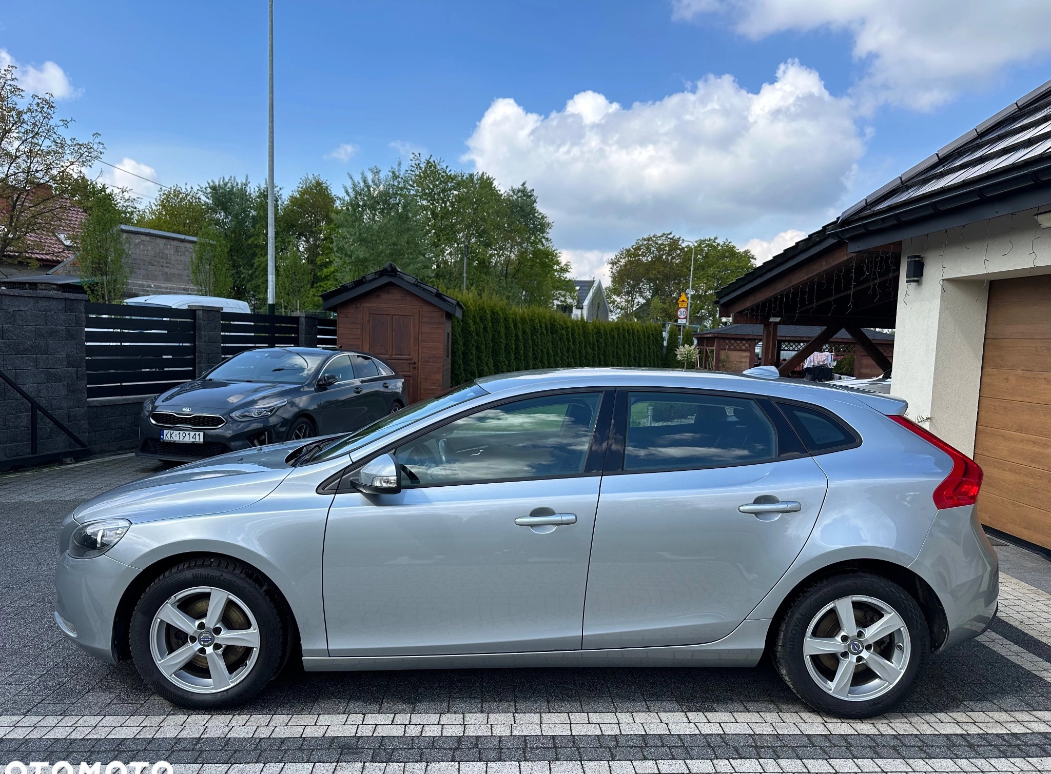 Volvo V40 cena 42500 przebieg: 170000, rok produkcji 2014 z Kraków małe 742